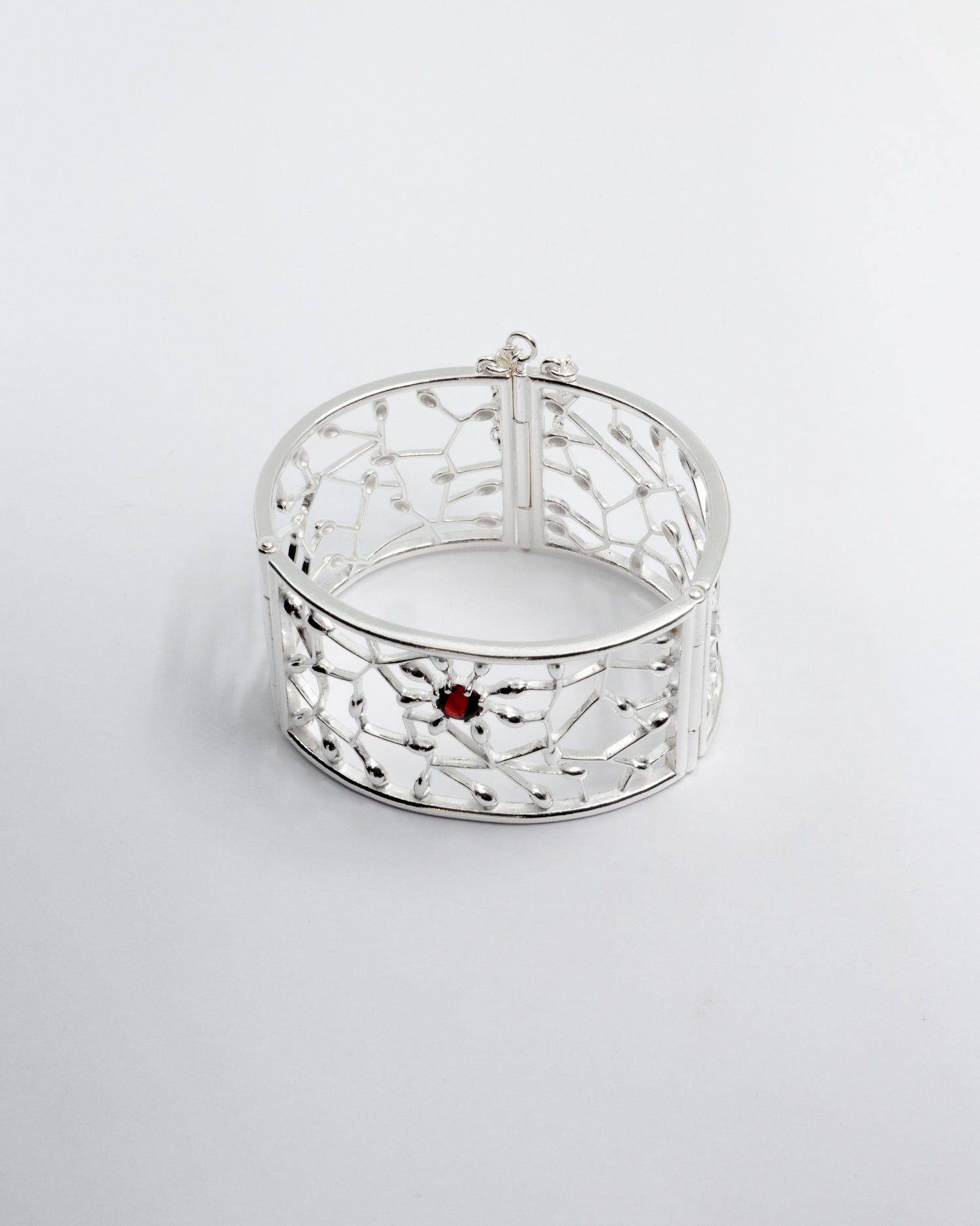 Pidetty Carmen-rannekoru hopea granaatti