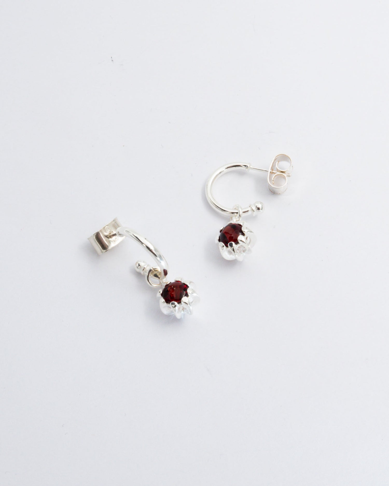 Pidetty Carmen-korvakorut pieni hopea granaatti