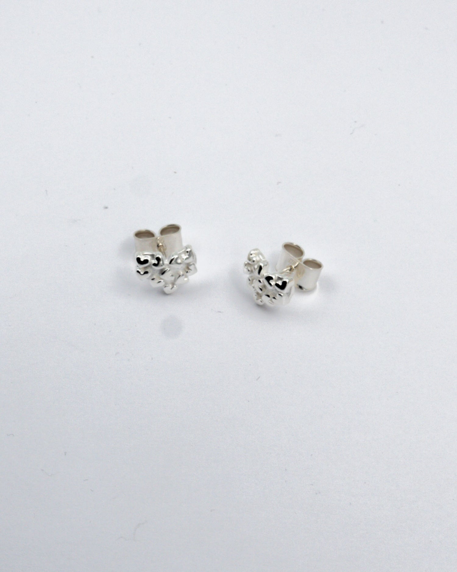 Pidetty Täysin sydämin -korvakorut hopea