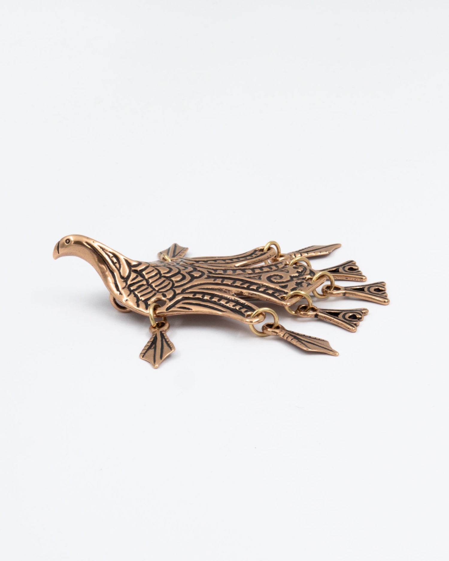 Pidetty Uhtuan sotka -solkiriipus 85 cm pronssi