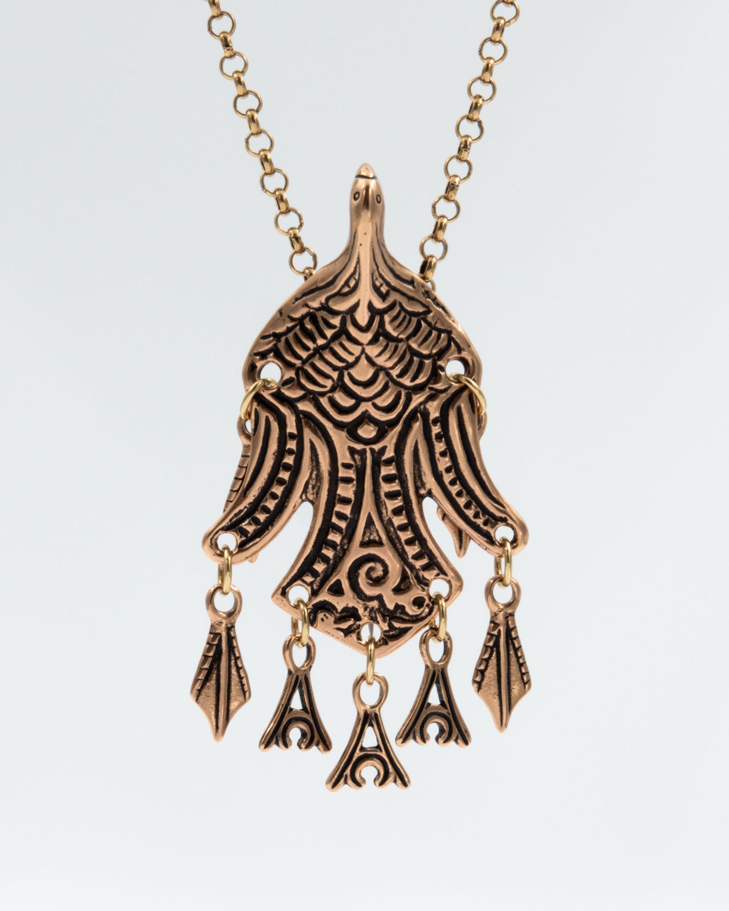 Pidetty Uhtuan sotka -solkiriipus 85 cm pronssi