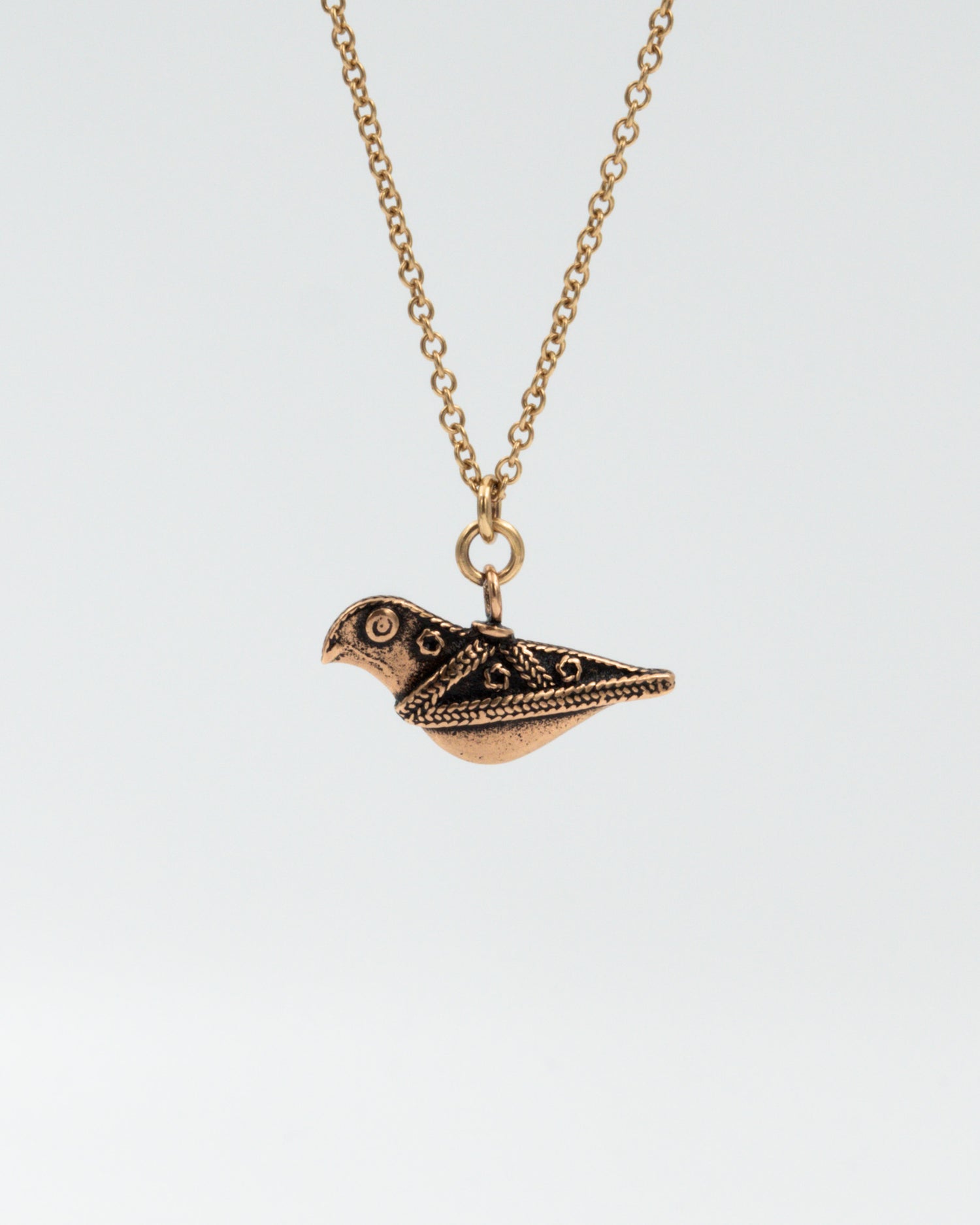 Pidetty Hattulan lintu -riipus jalaton 60 cm pronssi