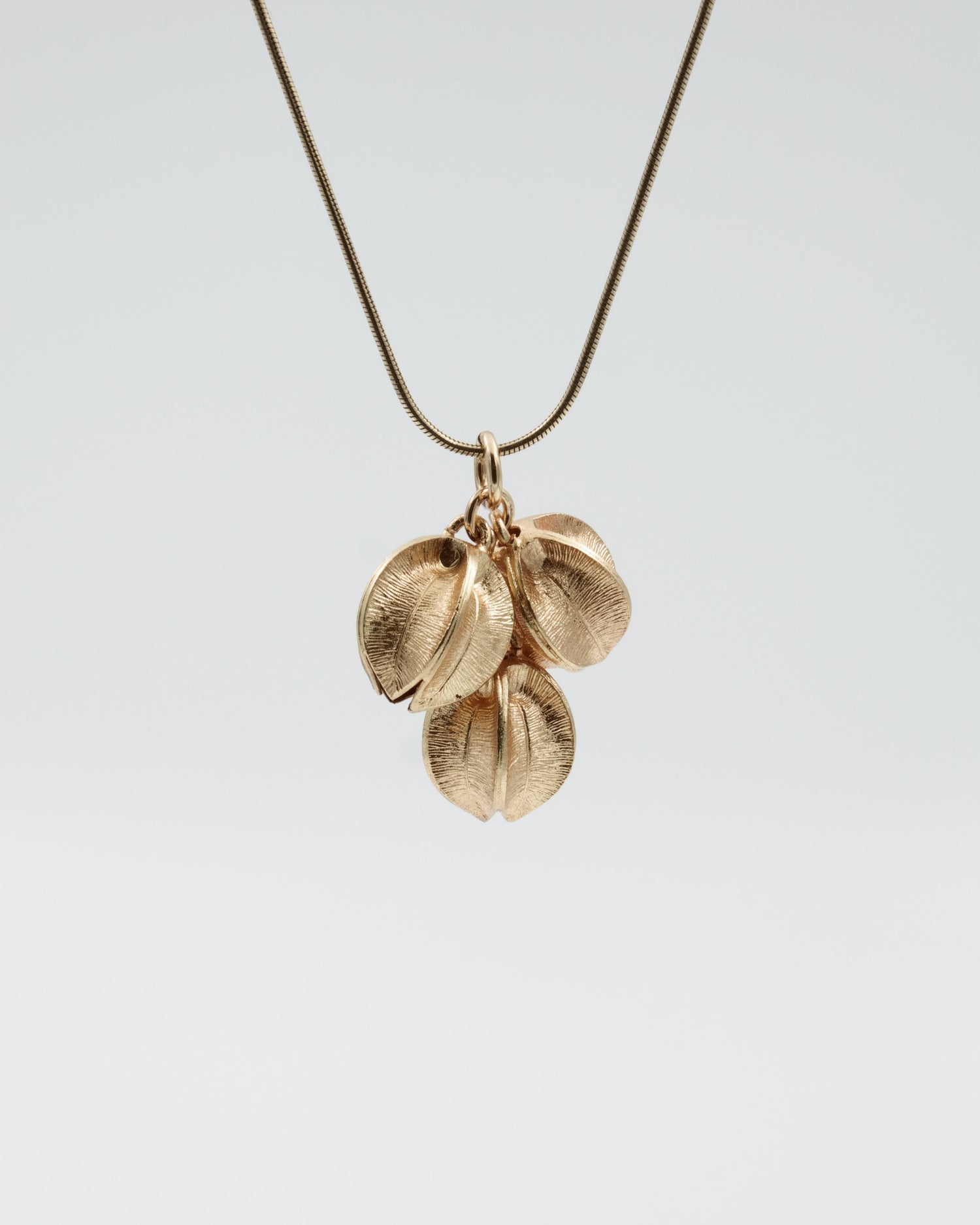 Held Snowflake pendant with three flowers 45 cm bronze