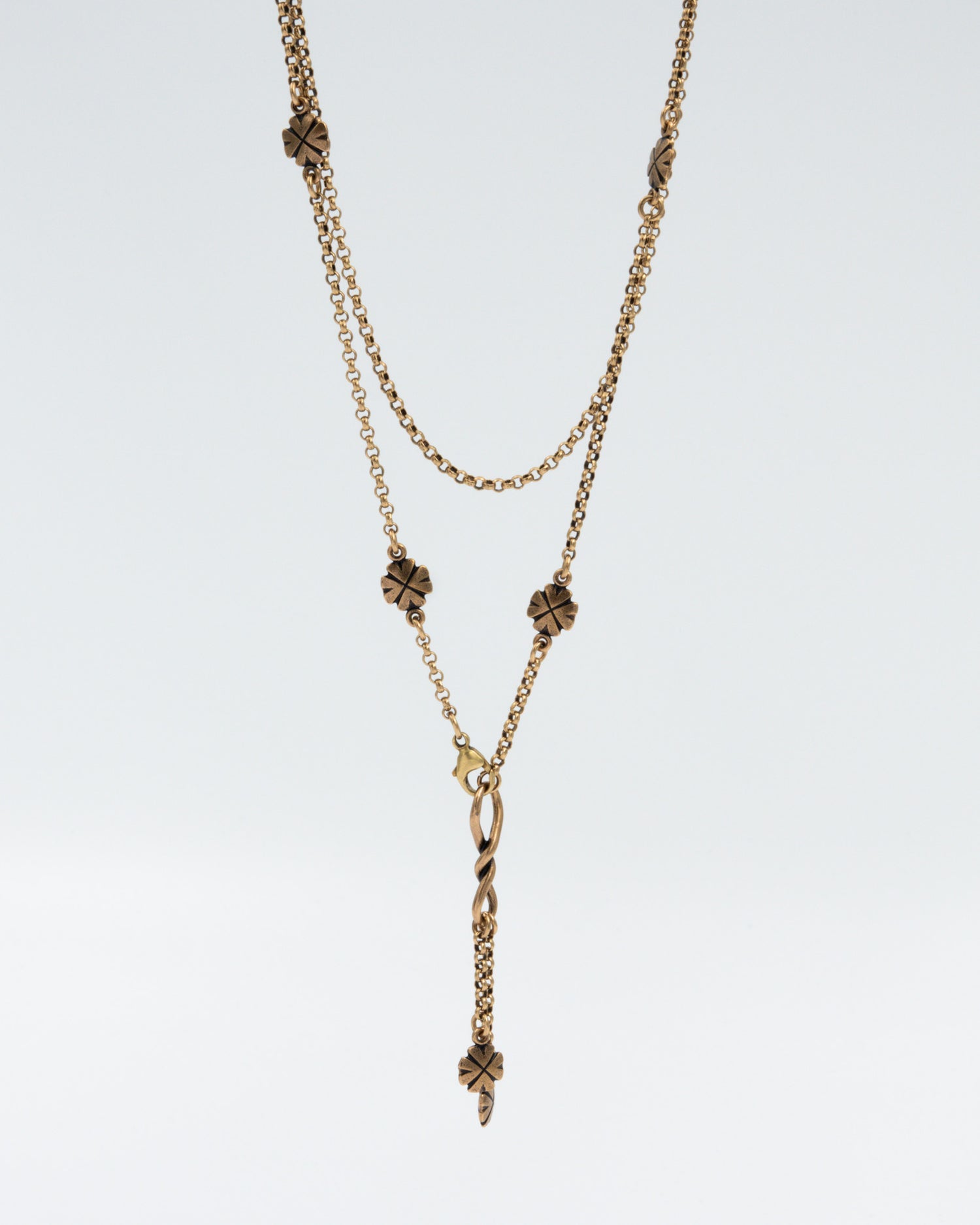 Pidetty Onnenapila-kaulakoru pronssi