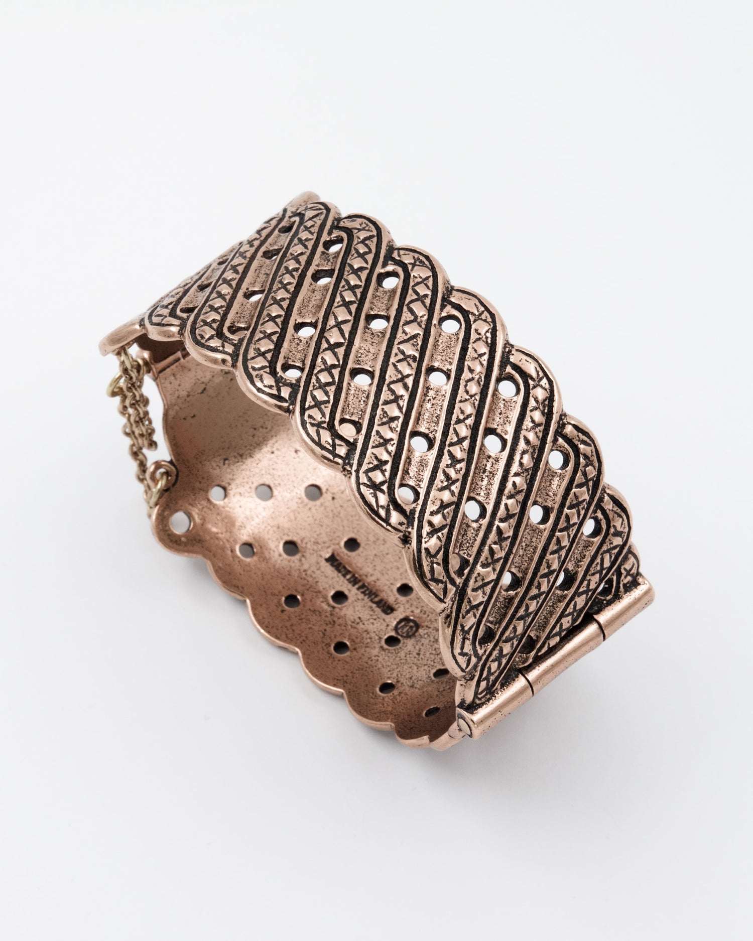 Pidetty Hattelmala-rannekoru pronssi