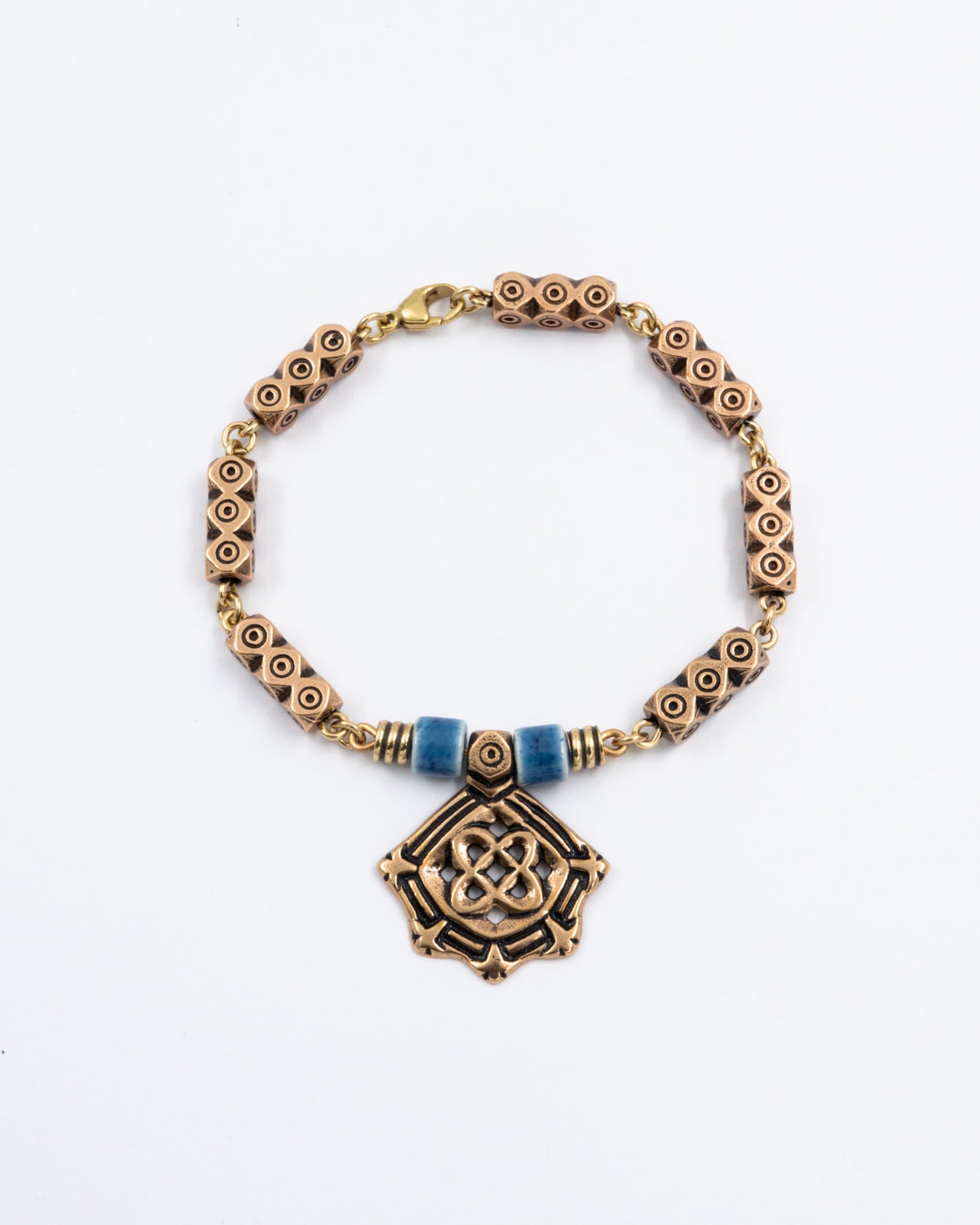 Pidetty Kanteletar-rannekoru pronssi keramiikka vaaleansininen 20,5 cm