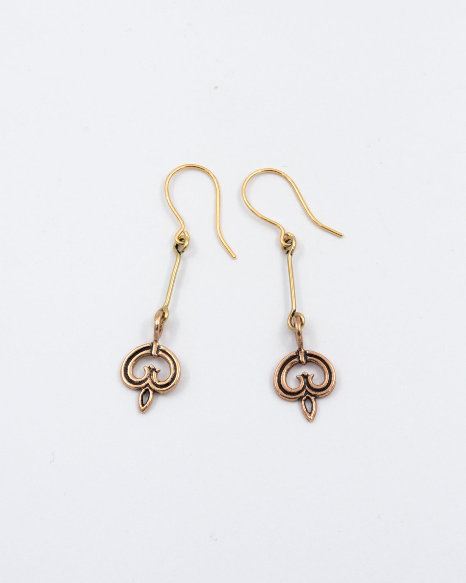 Pidetty Karjalainen nauhapunos -korvakorut pitkä pronssi