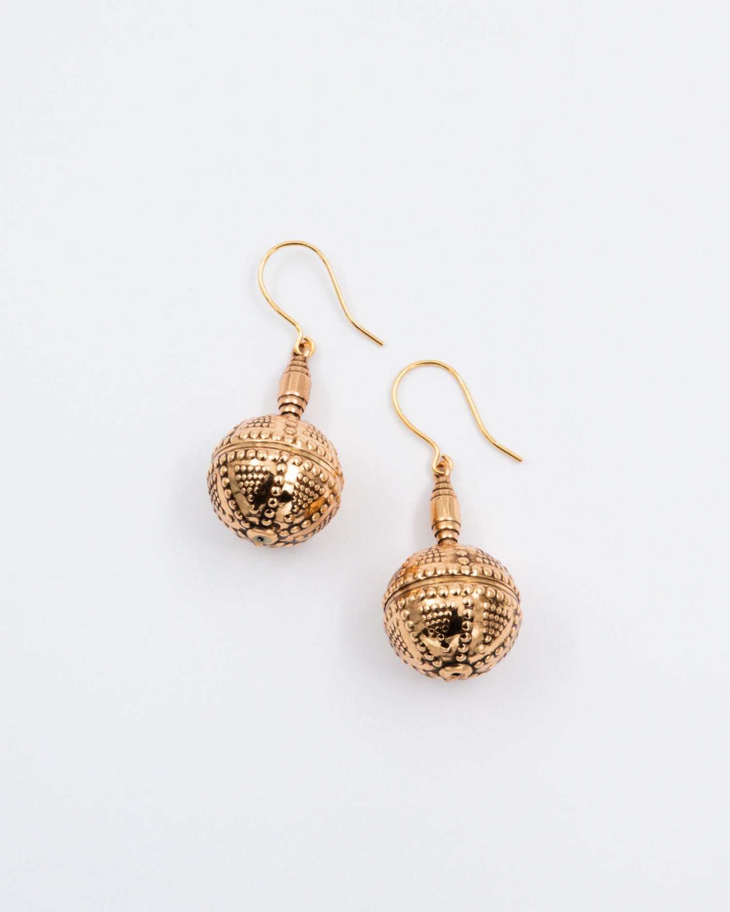 Pidetty Halikon filigraanipallokorvakorut pronssi koukku