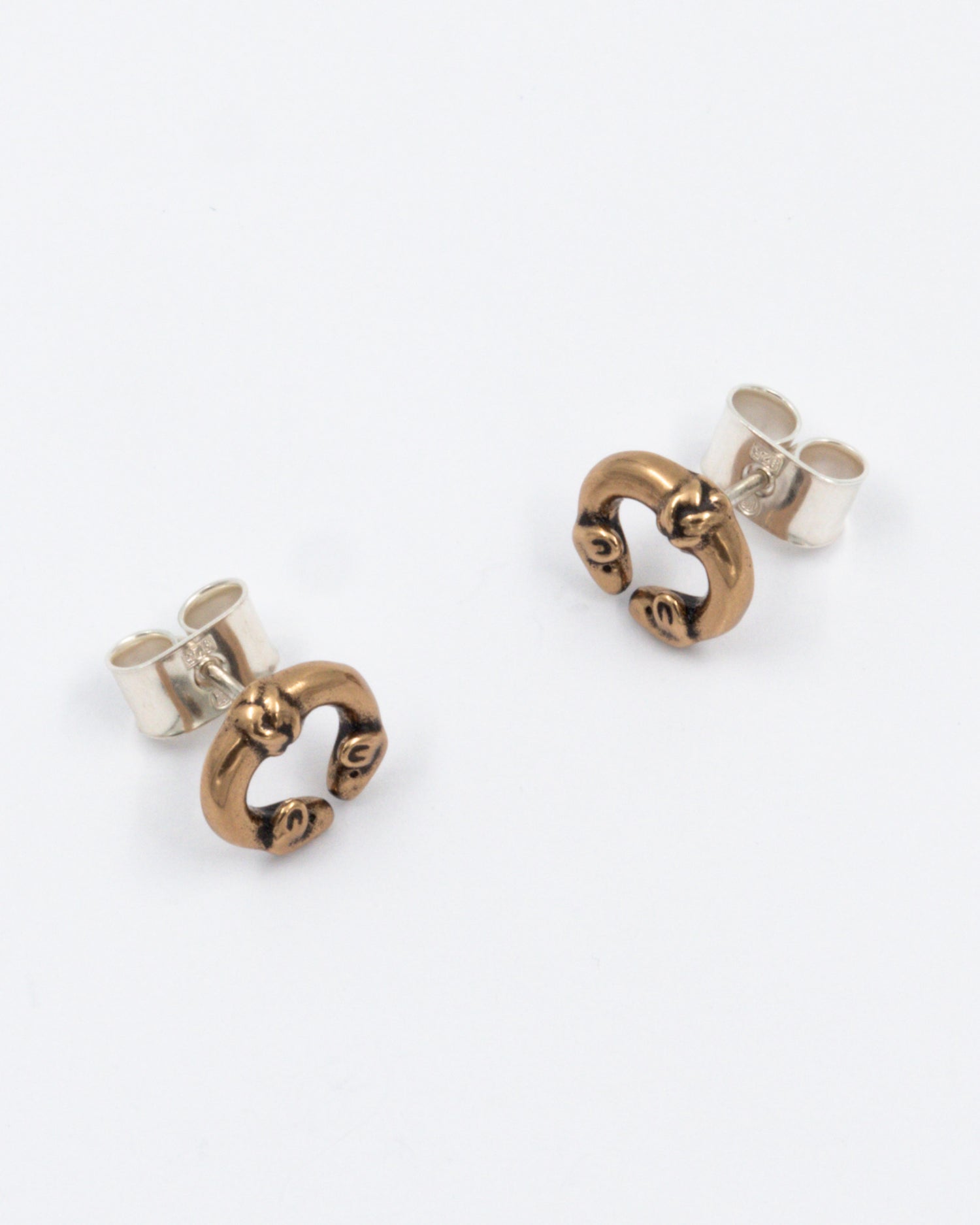 Pidetty Hirvenpää-tappikorvakorut pienet pronssi