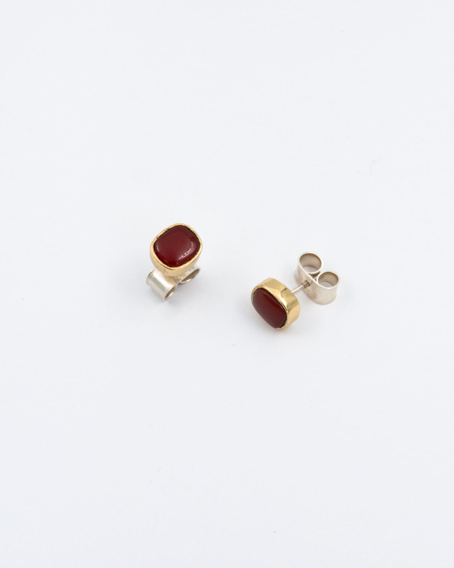 Pidetty Turandot-korvakorut pronssi karneoli