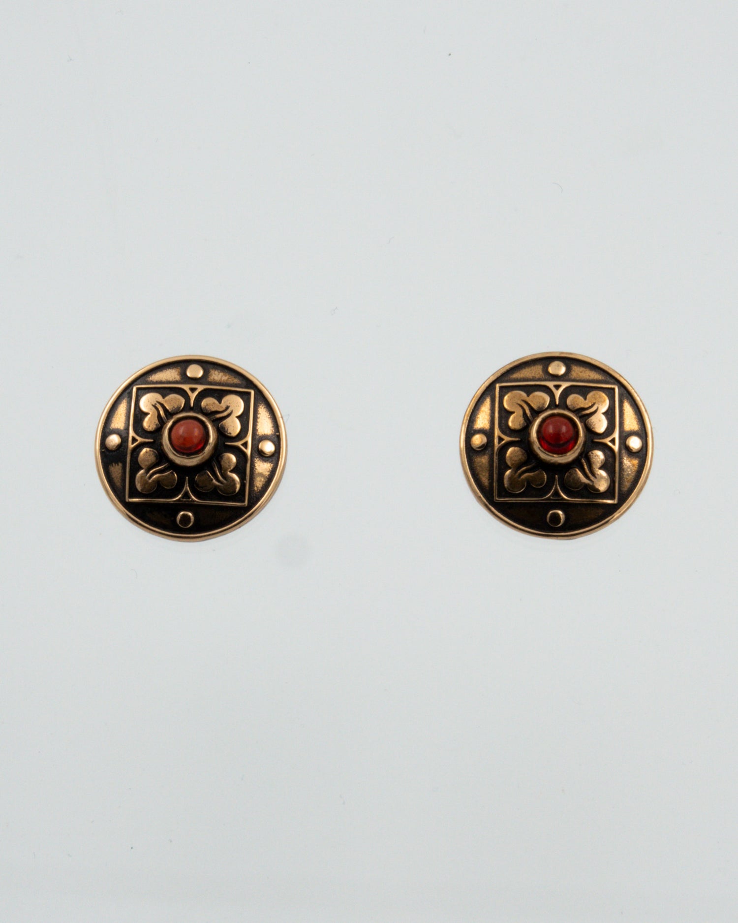 Pidetty Pyhä Birgitta -korvakorut pronssi tappi granaatti