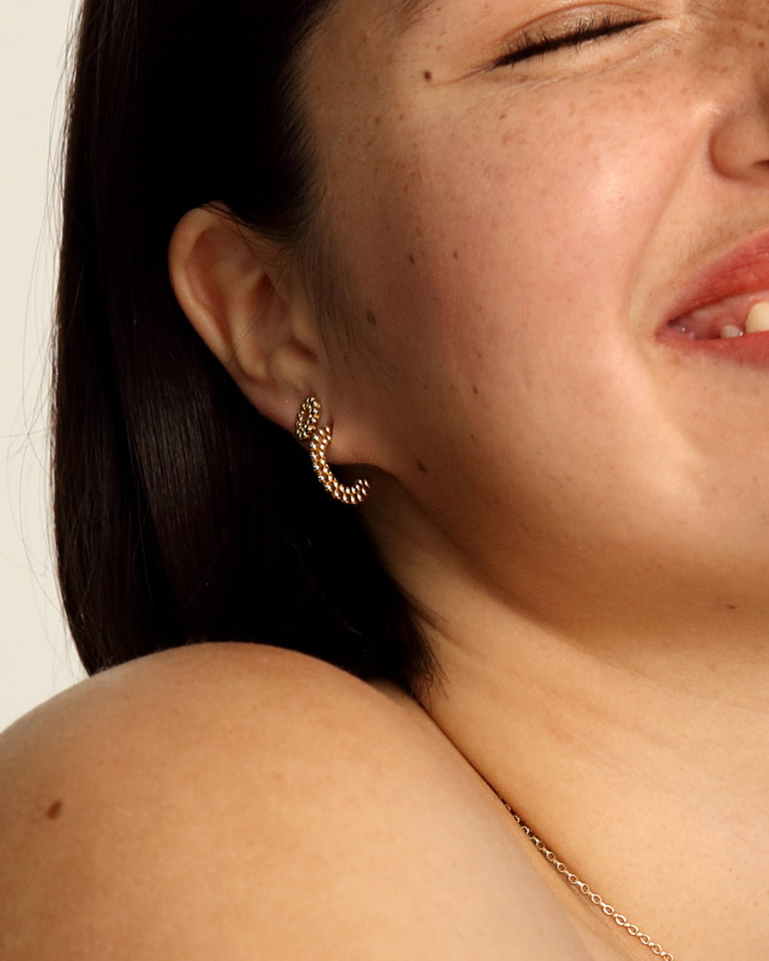 Valoisa stud earrings gold half pair left