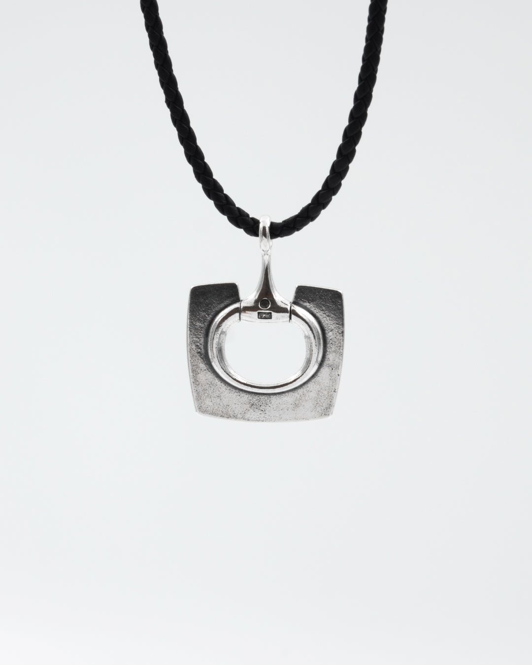 Pidetty Ratsumies-riipus 45 cm hopea musta