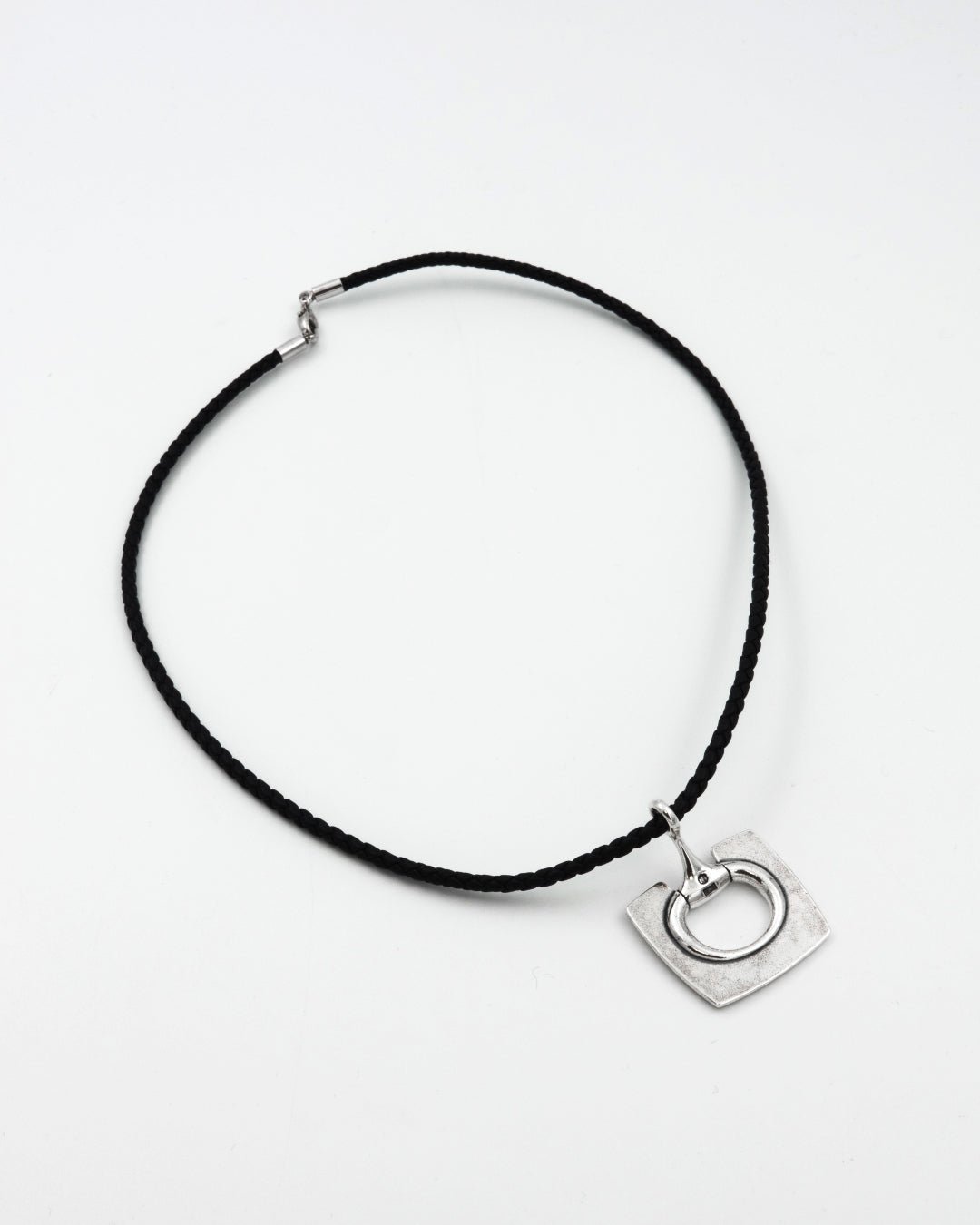 Pidetty Ratsumies-riipus 45 cm hopea musta