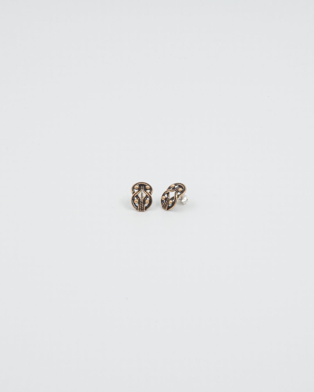 Held Teljänneito stud earrings bronze